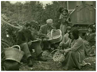 Familia haciendo cestas en uno de sus viajes (Archivo de Manuel Martínez)