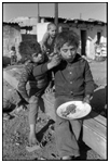 Niños gitanos comiendo en la calle solos