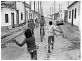 Niños gitanos jugando en la calle