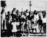 Foto en blanco y negro de niños de las Escuelas Puente posando