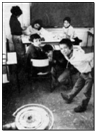 Foto en blanco y negro de niños en clase en Escuelas Puente