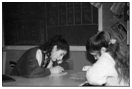 Foto en blanco y negro de niños en una mesa de Escuelas Puente