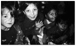Foto en blanco y negro primer plano niños en Escuelas Puente