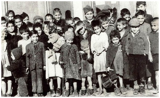 Niños romaníes internados en el campo de concentración