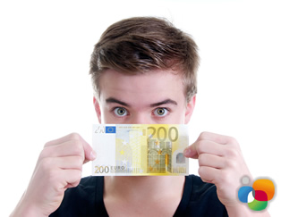 Chico adolescente con billete de 200 euros