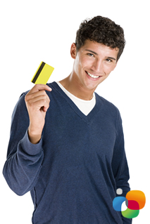 Chico adolescente con tarjeta de crédito o débito